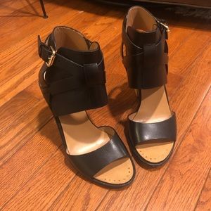 Vince Camuto black leather block heeled sandal 7